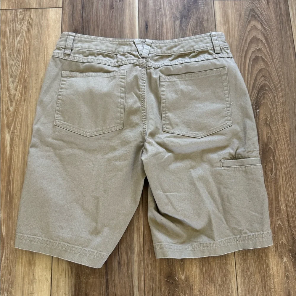 Duluth Trading Co Tan Flat Front Bermuda Shorts Women’s Size 4